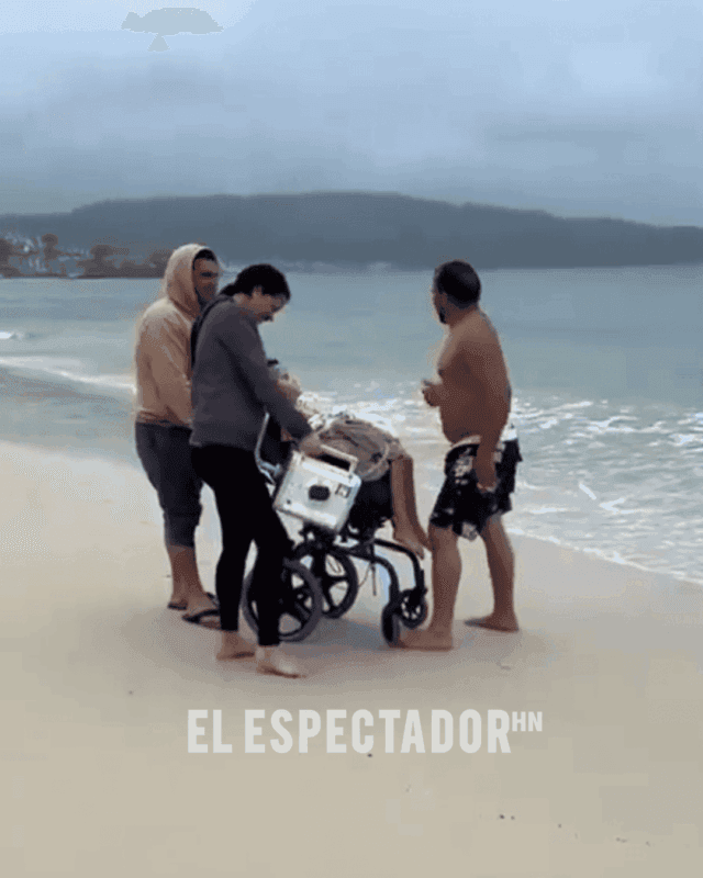 Padres llevan a su hijo con discapacidad motora al mar