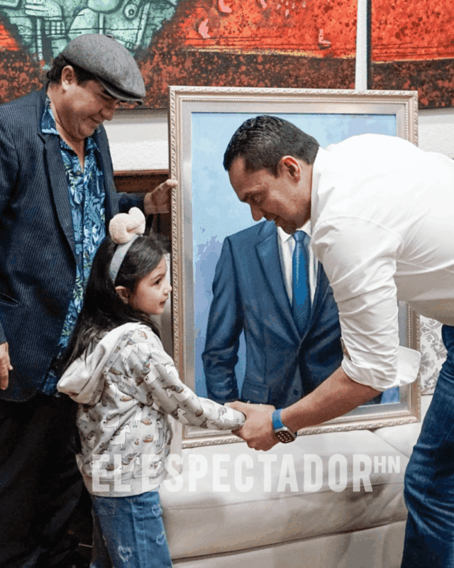 Presidente del CN, Tomás Zambrano recibe su retrato elaborado por Dennis Alonzo